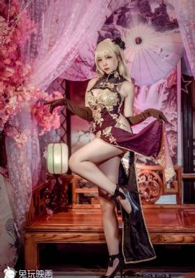 女大学生的沙龙室主演